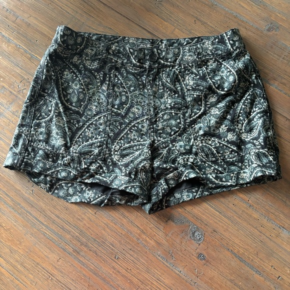 Lucky Brand Pants - Lucky Brand size 4 black & gray paisley print shorts